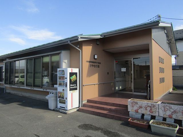 ゆったりとした外観 外観 広々としたエントランスが魅力的です。ゆとりある出入口で快適に出入りできます。
