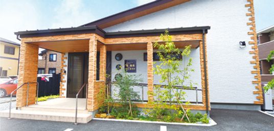 緑豊かな施設の外観
