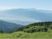 緑豊かな山々と湖
