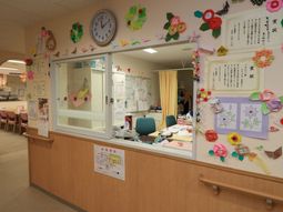 カウンターと掲示物の部屋