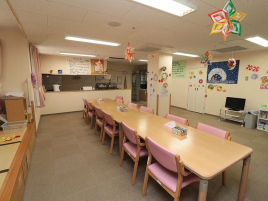 食堂の明るい空間