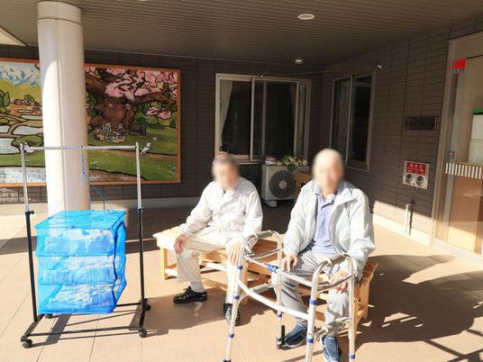 中庭で休む人々