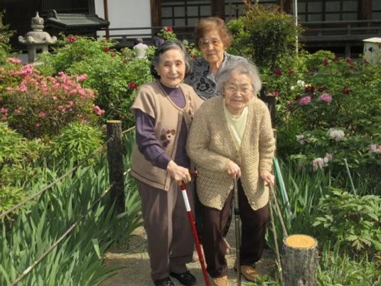 笑顔で接するスタッフ