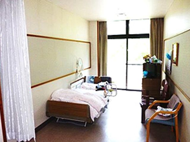 明るい居室 居室 自然光が差し込む明るい部屋です。くつろげる空間で、快適なひとときを過ごせます。