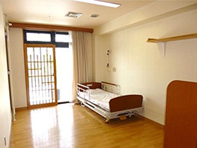 広々とした居室 居室 自然光が差し込む広々とした空間は、快適に過ごせるプライベートな環境です。