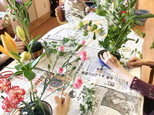 花を生ける様子の多目的室  