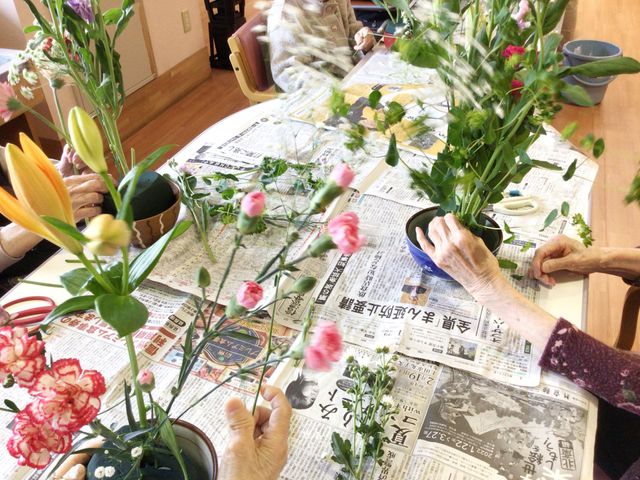 花を生ける様子の多目的室 多目的室   リラックスしながらフラワーアレンジメントを楽しめる空間です。自分らしいひとときを過ごせます。