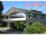 緑に囲まれた建物外観  