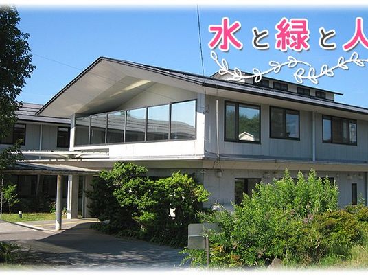 緑に囲まれた建物外観  