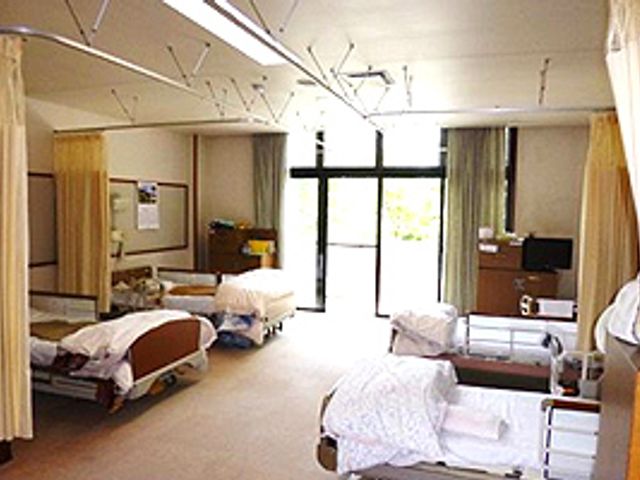 明るい居室 居室 自然光がたっぷりと入る明るい室内です。カーテンで仕切られた空間があり、プライバシーも配慮されています。