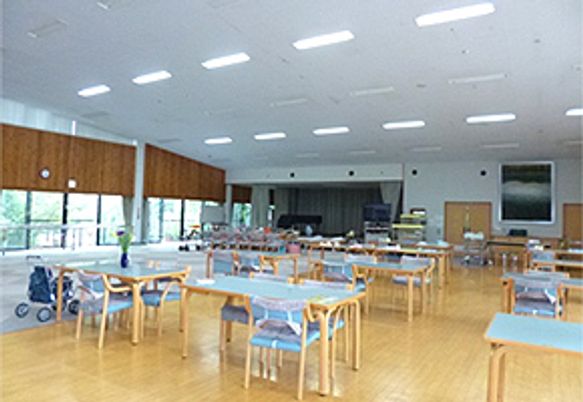 自然光が差し込むラウンジ