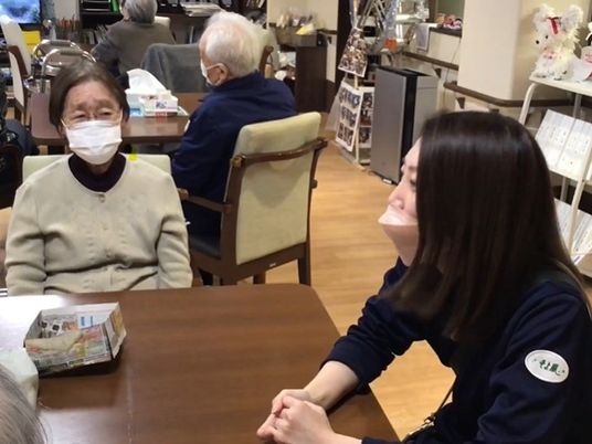 利用者と対話するスタッフの和やかな様子