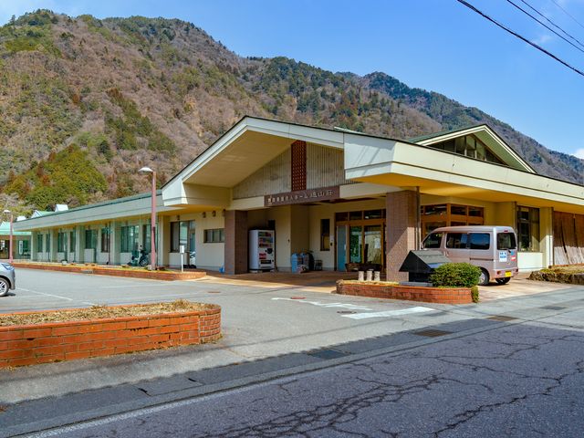 自然豊かな建物外観 外観 山に囲まれた立地の建物です。広々とした駐車スペースを完備しています。