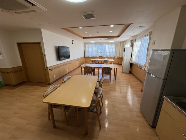 落ち着いた雰囲気の室内 ダイニングルーム 落ち着いた色調の広々としたダイニングスペースです。自然光が差し込み、リラックスできます。