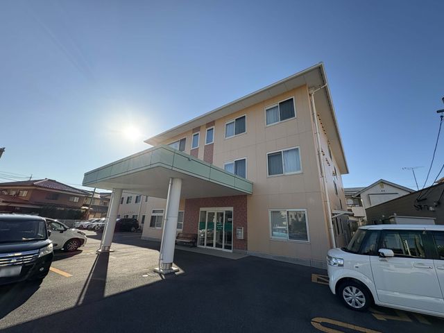 日差しが差し込む外観 外観 日差しが差し込む広々とした建物は、快適な働き場を提供します。車両が停めやすい駐車場も完備されています。