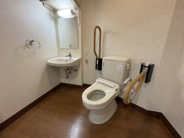 手すり付きの快適空間トイレ トイレ 手すり付きで安全に配慮されたトイレスペースです。快適に利用できる設計になっています。
