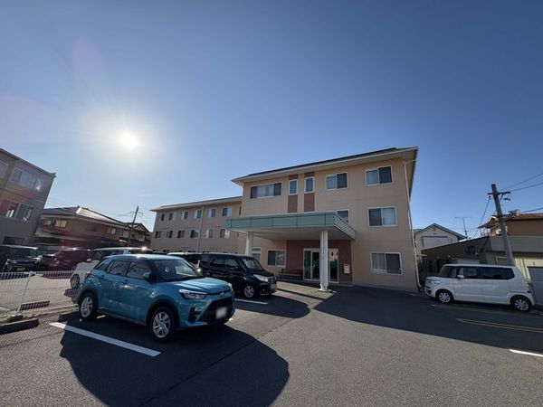 日差しが差し込む外観