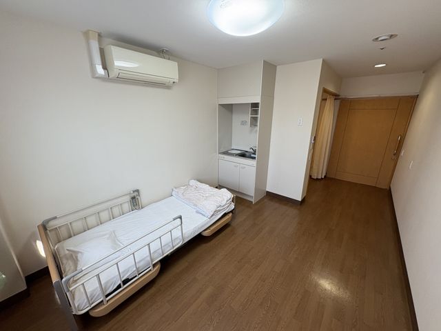 落ち着いた雰囲気の居室 居室 落ち着いた空間が広がる居室です。シンプルな設備で、居心地の良い環境が整っています。