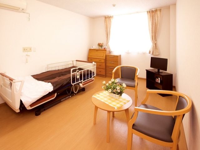 落ち着いた居室 居室 自然光が差し込む落ち着いた居室です。ゆったりとした空間で自由にお過ごしいただけます。