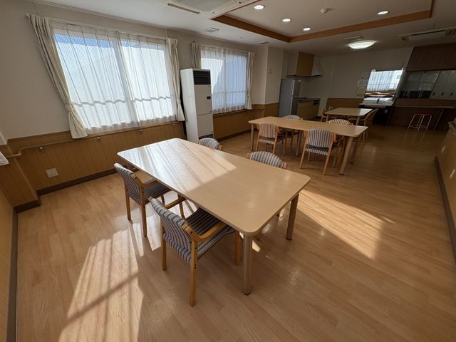 自然光が入る空間ダイニング ダイニングルーム 明るい自然光がたっぷりと差し込む広々としたダイニングスペースです。リラックスして食事を楽しめます。