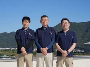 屋外で並ぶ男性スタッフ  