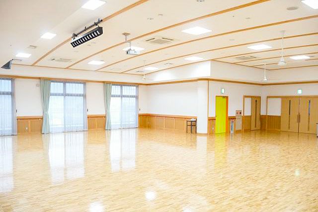 自然光が入る多目的室