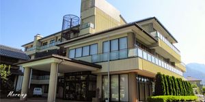緑に囲まれた外観