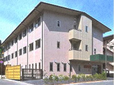 明るい外観の建物