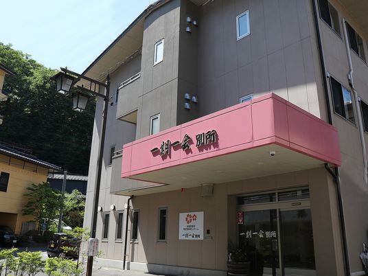 建物正面外観  