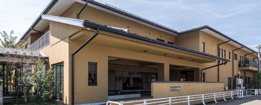 落ち着いた外観の建物