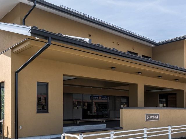 落ち着いた外観の建物 外観 温かみのある色合いの建物が魅力的です。木々に囲まれた環境で、安らぎを感じられます。