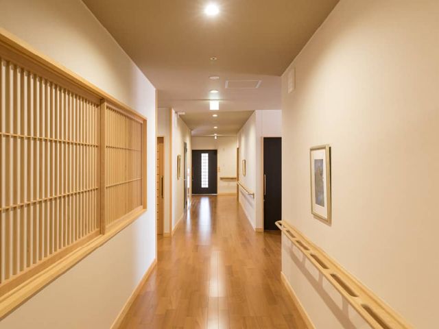長い廊下の様子 廊下 温かみのある木目を基調とした長い廊下です。手すりが設置されており、安全に移動できます。