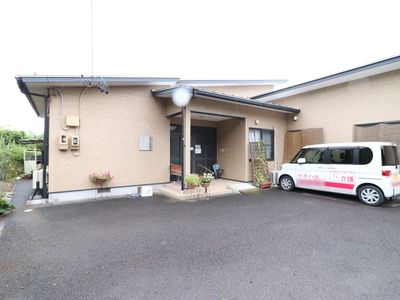 明るい施設の外観