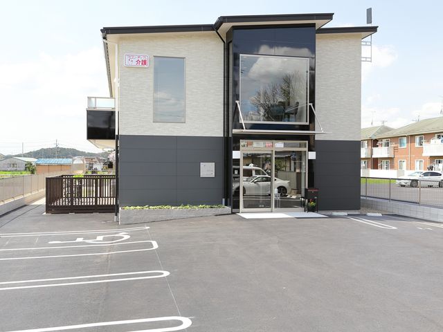 現代的な建物の外観 外観 広々とした駐車スペースを備えた近代的な建築です。施設まではスムーズにアクセスできます。