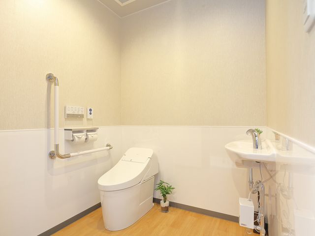 清潔なトイレ空間 トイレ 明るく清潔感あふれるトイレです。手すりが設置され、安全に利用できます。