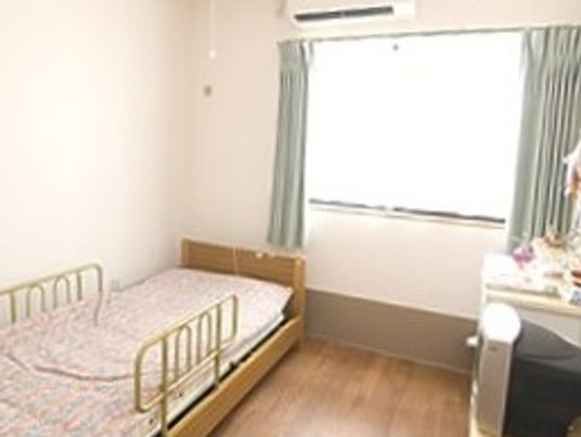 明るい個室の居室