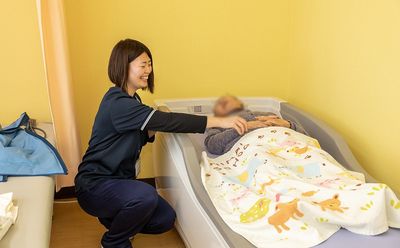 介助中の様子の浴室