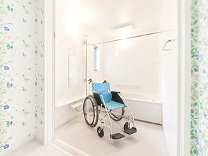 車椅子のある浴室  