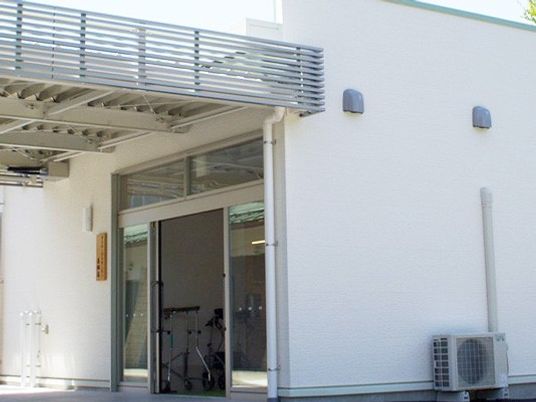 施設の玄関外観  