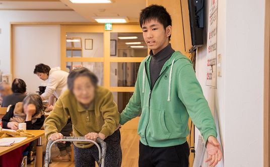 親切なスタッフと利用者の様子・廊下