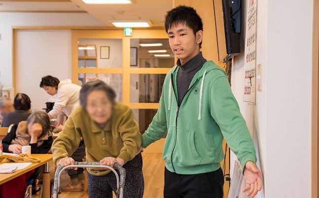 親切なスタッフと利用者の様子・廊下