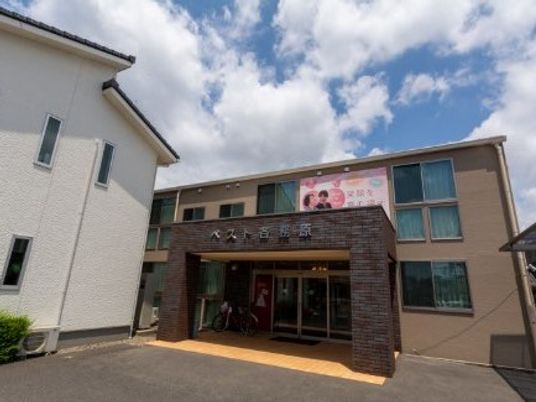 施設の正面玄関外観  