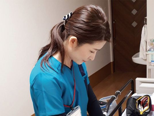 作業をする女性の様子