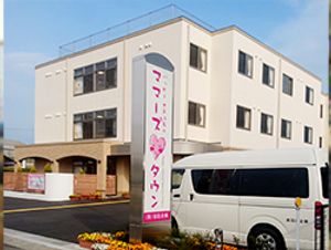 白い建物の外観