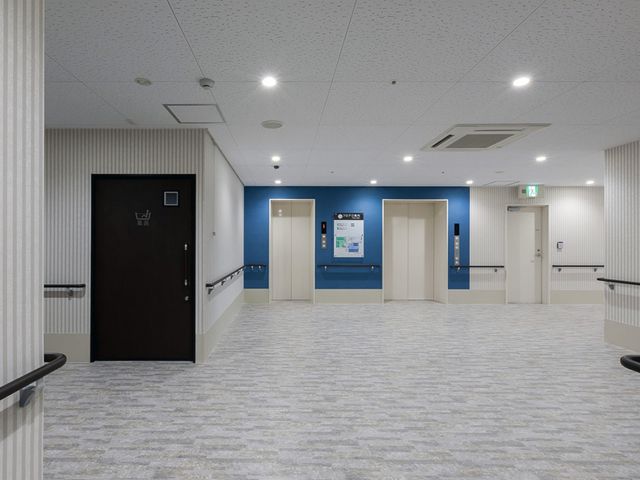 清潔感のある廊下 廊下 広々とした廊下は、手すりが設置されており、安心して移動できます。明るい照明が特徴です。