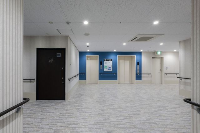 清潔感のある廊下 廊下 広々とした廊下は、手すりが設置されており、安心して移動できます。明るい照明が特徴です。