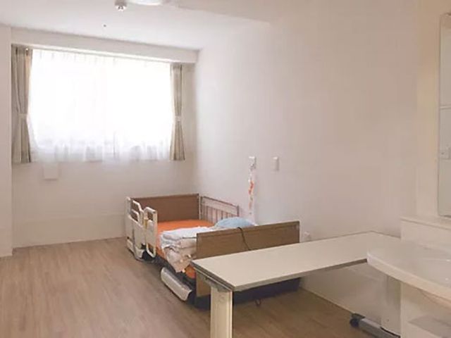 広々とした居室 居室   大きな窓から自然光が差し込み、明るく清潔な空間が広がっています。リラックスできます。