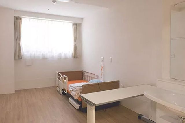 広々とした居室 居室   大きな窓から自然光が差し込み、明るく清潔な空間が広がっています。リラックスできます。