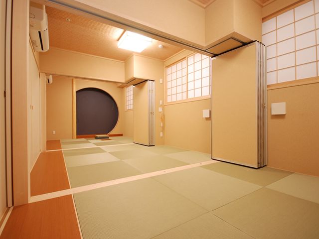 清潔で広々とした和室 和室 広々とした和室では、自然光が優しく差し込み、落ち着いた時間を過ごせます。多目的に活用が可能です。