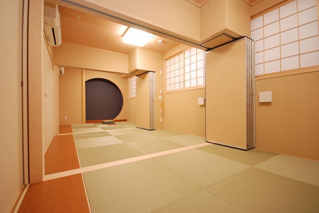 清潔で広々とした和室 和室 広々とした和室では、自然光が優しく差し込み、落ち着いた時間を過ごせます。多目的に活用が可能です。